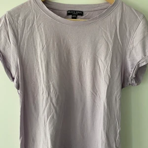 Brave soul T-shirt strl m  - Pastell lila T-shirt från brave soul. Fint skick!! Ja jag 