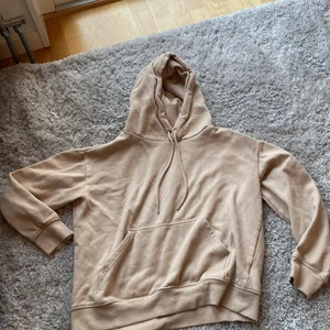 Hm hoddie  - Fin beige hoddie från hm. Dubbel ficka där fram. ( är inte skrynklig som på bilden blev bara så på bilden.) 