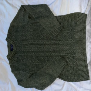 stickat tröja  - super varm och skön mörkgrön stickat tröja från hampton republic. den sitter väldigt översize på mig som brukar har storlek XS-S. köpt second-hand och använt en fåtal gånger, den är i nästan ny skick. 