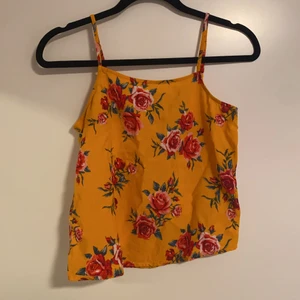 Gul topp - Gul topp från divided storlek 34 från Divided, använd ett fåtal gånger :)