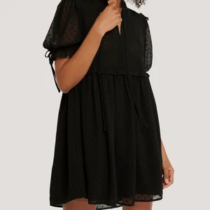 Svart klänning - Svart mini dobby klänning, min ser exakt ut som bilden fast med långa ärmar. Aldrig använd men har inte lappen kvar :)