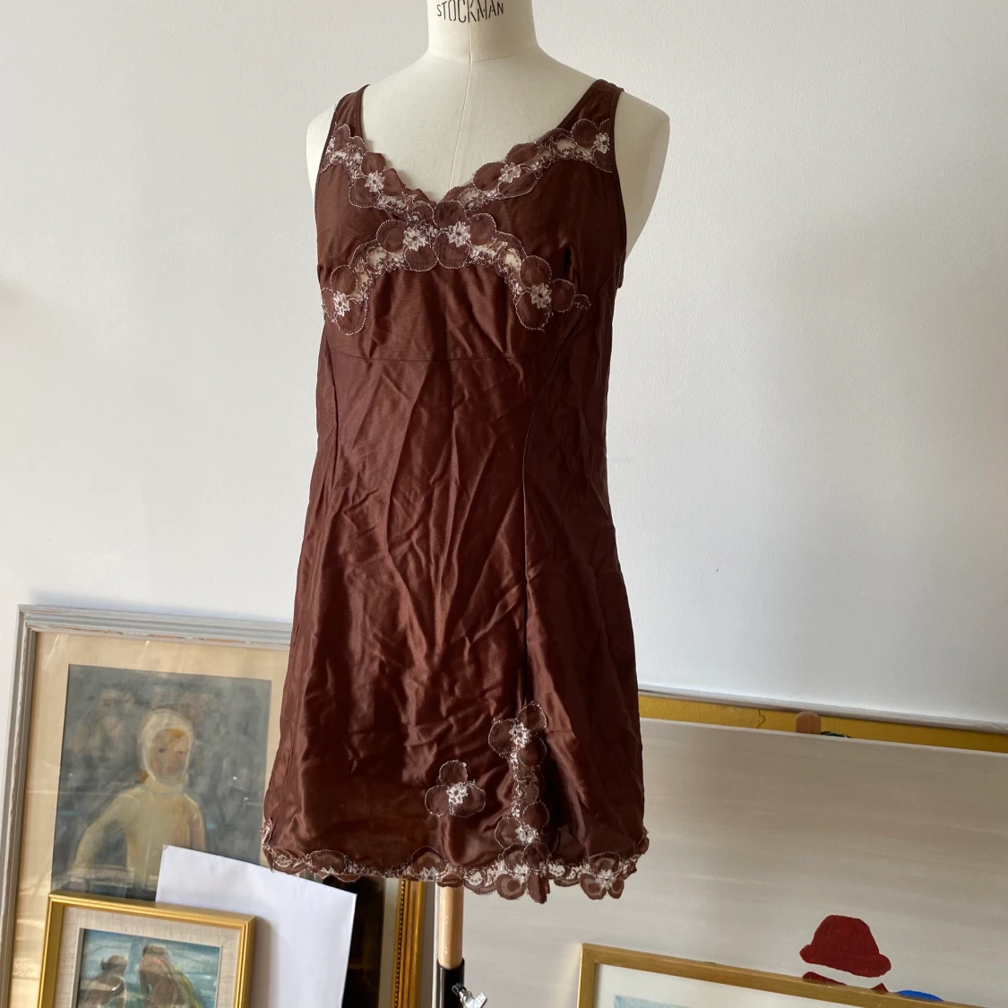 Brun mini ’slip’-klänning  - 91