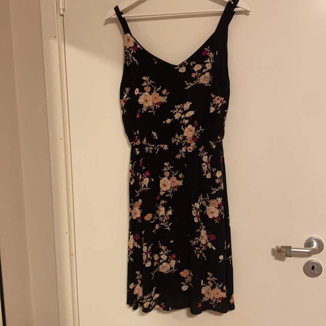 Svart klänning med blommor