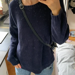 Stickad tröja  - Superfin stickad mörkblå tröja!!