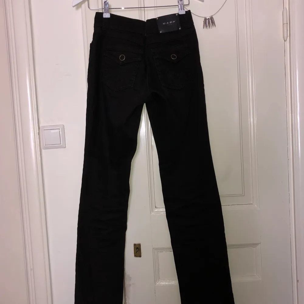 lågmidjade raka jeans med coola fickor och detaljer. påminner om brandys agatha pants. insydda i midjan och uppsprättade i benslutet. osäker på storlek, återkommer med mått. Jag är drygt 170 för referens. köpta secondhand. . Jeans & Byxor.