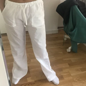 Linnebyxor - Säljer nu mina linnebyxor som e helt oanvända har bara testat på. Det va inte det jag letade efter så säljer nu. Och dom passar perfekt på mig som är 158cm. Skriv dm om ni e intresserade plus det e inte linne material men snygga (kunden står för frakt)