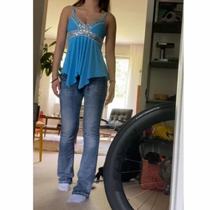 så fin 90s - 2000s topp - säljer denna suuuuper snygga toppen då jag behlver pengar. st xs-s ungefär. ena bandet e lite löst men i överilat i bra skick‼️kontakta mig INNAN du vill köpa‼️ frakt 45kr