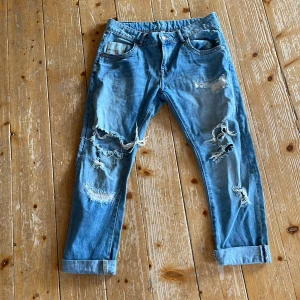Jeans - Ett par håliga jeans i ganska bra skick! 65 kr + frakt 