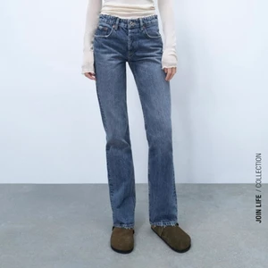 Zara straight jeans mid rise  - Säljer dessa populära Zara jeansen då de är lite för små för mig. Köpta här på plick men aldrig använda. Köparen står för frakten💗