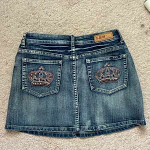 Jeans kjol - 2000s jeans kjol som liknar victoria Beckham. Har en till fast rosa rom jag också säljer. Strlk XL men mindre. S kanske. Den är lite lång på mig som är 157 så den är kortare på nån som är längre. Några rhinestones fattas. Skriv om du har frågor! 