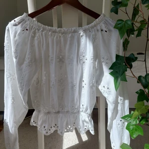 Drömmig vit sommarblus - Jättedrömmig vit blus med blomdetaljer, perfekt till sommaren! Den är från hm och är i gott skick. Det fungerar både att ha den off-shoulder och som vanligt.