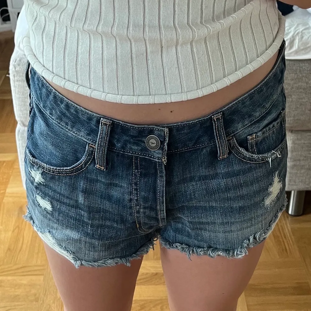 Lågmidjade jeans shorts från Hollister. Köparen står för frakt.. Shorts.