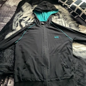 Hoddie/kofta köp 3 betala för 1 - Alla 3 är i bra skick då jag växte ur dem kände jag att någon annan kanske har användning av dem jag säljer alla tillsammans