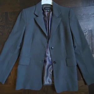 Oversized Kavaj - En mörkgrå kavaj från Zara, den är oversize i stolrken, nyskick. Jag har fler bilder❤️