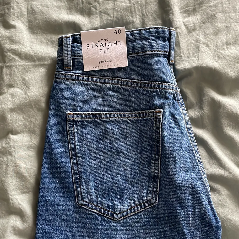 Ett par jeans i storlek 40 som aldrig använts. Väldigt bra skick. . Jeans & Byxor.
