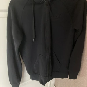 Peak performance kofta, stl M - Säljer denna fina peak performance kofta. Stl. M och sitter väldigt snyggt på. Säljer denn kofta pågrund av att den e lite för liten för mig. I bra och använd skick. 