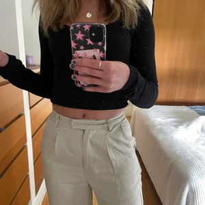 Linnebyxor - Beige linnebyxor ifrån NA-KD, själs inte längre💞 Byxorna är i ett väldigt fint skick (aldrig använt de då jag beställde hem 2 olika strl och tog den andra) går ner till fötterna på mig som är 169, skriv vid intresse💞