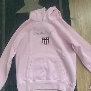 Gant hoodie - Säljer min gant hoodie! Den har en liten blå fläck men inget man tänker på! Storlek:170