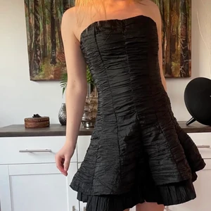 Svart klänning - Superfin svart klänning som passar perfekt till fest! Köptes här på plick som nyårsklänning men var tyvärr lite för stor. Den har en inbyggd korsett och går sedan utan i slutet av klänningen. Liknar den populära Maje-klänningen💞✨
