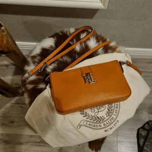 Ralph Lauren axelremsväska  - Ralph Lauren axelremsväska, läder,21×12×3.5 cm