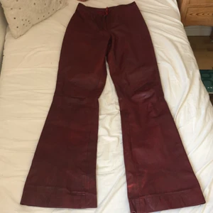 Röda flare läderbyxor  - Så snygga röda flared läder byxor som tyvärr är för stora..! Insydda till storlek 36 ungefär:) 