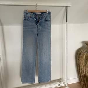 Snygga jeans från Levis, namn ribcage straight storlek 25