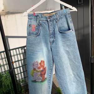 Dessa superfina jeans är köpta på Humana secondhand i Stockholm. Byxorna är gjorda i Italien men det står inte vilket klädmärke det är på dom. Byxorna köptes på secondhanden för 450kr men säljs nu för 300kr 