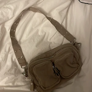 Fina väska - Jättefin väska från ginatricot. Inte använd mycket och därför jag säljer. Bra skick inga slitningar.