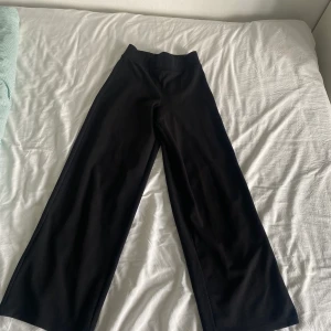 Gina tricot byxor - Svarta lite strechiga byxro från gina, använda men frf gott skick. 