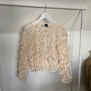 Gullig topp från Gina Tricot  - Fin blus med blommor från Gina Tricot storlek S