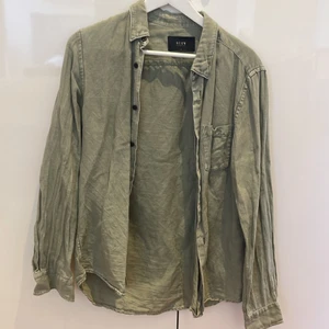 Linneskjorta från Neuw - Säljer en oversized linneskjorta från Neuw. Är vanligtvis en S men sitter som en M på mig! 