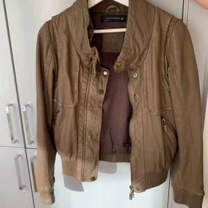 Skinnjacka  - Skinnjacka från ZARA  Aldrig använd.  Storlek M