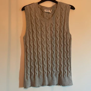 En grå stickad väst. - En grå stickad väst från weekday. Oanvänd  Storlek:XS