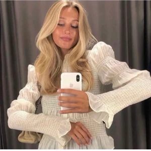 & other stories blus ❤️ - Jätte söt & other stories blus som såljs då den knappt används hos mig - och den förtjänar ett nytt hem! Den är köpt för cirka 600kr+ (+frakt) och säljer den nu förr 350kr (51kr frakt)! Köp direkt 485kr (inkl frakten) ❤️❤️❤️