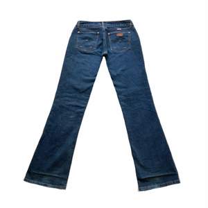 Lågmidjade jeans från Wrangler! Midjemåttet är ca 40 cm och innerbensmåttet 80 cm. Hör av dig om du har frågor eller är intresserad!
