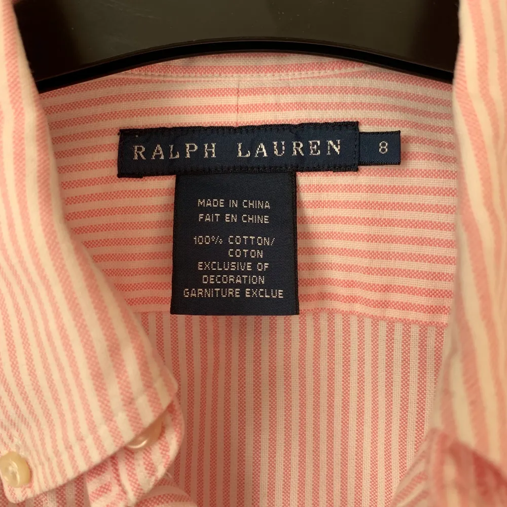 Skjorta i märket Ralph Lauren. Vit/rosa randig   Använd 2 gånger.  Storlek 8 . Skjortor.
