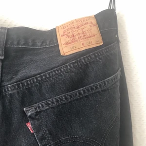 Levis 501 - Gråa Levis 501  Något slitna längst ned. Storlek W38L30 Passar bra för den som vill ha lite mer baggy fit 
