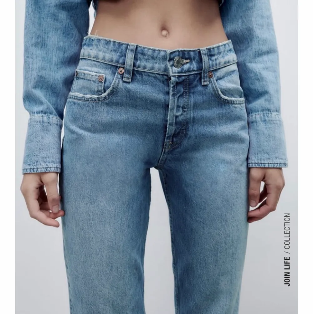 Säljer dessa jeans från zara då dom var för korta för mig. Har aldrig använt dom och prislappen sitter kvar, därför säljer jag dom för original pris. Köparen står för frakten💕. Jeans & Byxor.