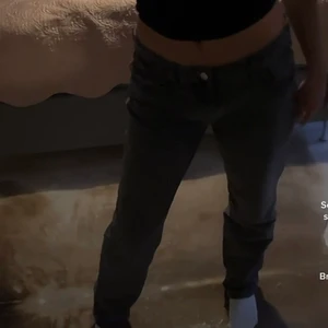 Helt oanvända zara lågmidjade jeans i strl M/L - Sjukt snygga lågmidjade jeans från zara, nästan helt oanvända då de är allt för stora för mig. Passformen är mycket bra och sitter väldigt snyggt på midjan 