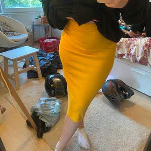 Orange lång tajt kjol från zara i strl m Säljer för 60kr