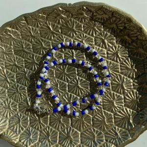 Egengjort halsband! - Egengjort snyggt halsband i blått! perfekt nu till sommaren👌🏼 (finns i andra färger) Ej spårbar frakt! Ej 