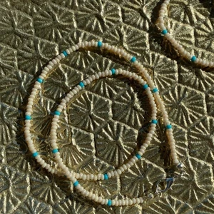 Egengjort halsband! - Jätte fint halsband i beiget och turkos, perfekt nu till sommaren!( EJ spårbar frakt! 15kr)