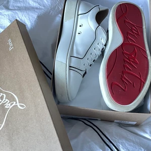 Christian loubertin  - Hej, säljer mina loubertins då jag knappt använt dom. Dom är nästan i nyskick så kan tänka mig runt 4000kr för dom, pris går att diskuteras💕