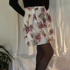 Kjol - Söt blommig kjol. Helt oanvänd, lapparna sitter kvar! 