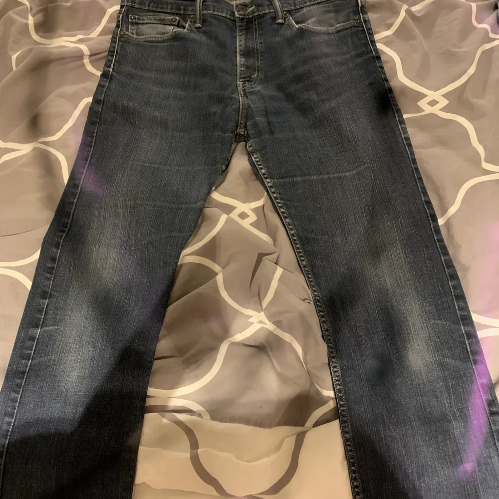 Säljer ett par schysta Lewis jeans 504, då de inte kommer till användning, de är i väldigt bra skick, storlek 34/32. Jeans & Byxor.