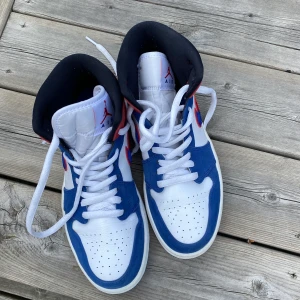 Nike air Jordan  - Jordans som är väldigt sparsamt använda och i väldigt bra skick, så fina 🥺 storleken är 40 men enligt mig är Nike små i storlekarna. Säljer för bra bud
