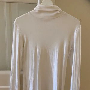 Vit polotröja - Vit polotröja, tjockare bommull så man ser inte igenom tyget.