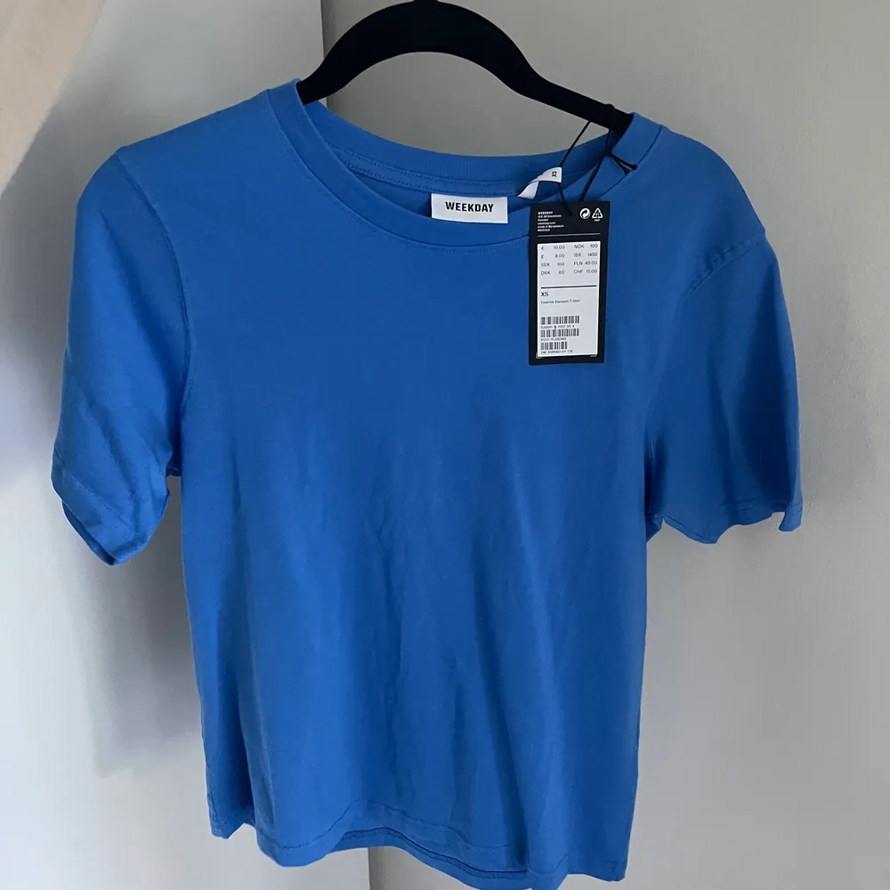 Säljer en blå T-shirt som aldrig är använd! XS, passar S Nypris: 100kr. T-shirts.