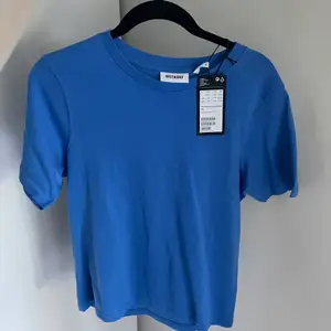 Säljer en blå T-shirt som aldrig är använd! XS, passar S Nypris: 100kr