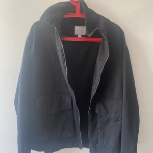 Lätt svart jacka - En lätt svart jacka från ASOS som är perfekt till svalare sommardagar. Passar över nästa vad som helst. Önskas fler bilder så är det bara att höra av sig! Köpare står för frakt.